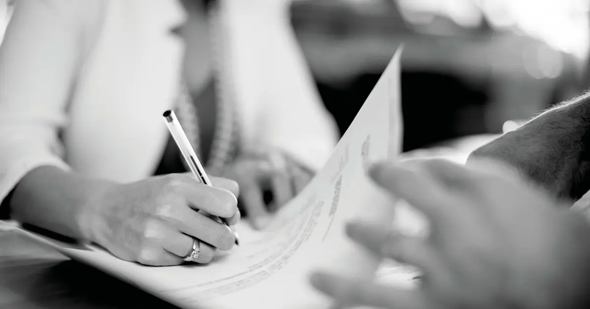 Person signing contract 