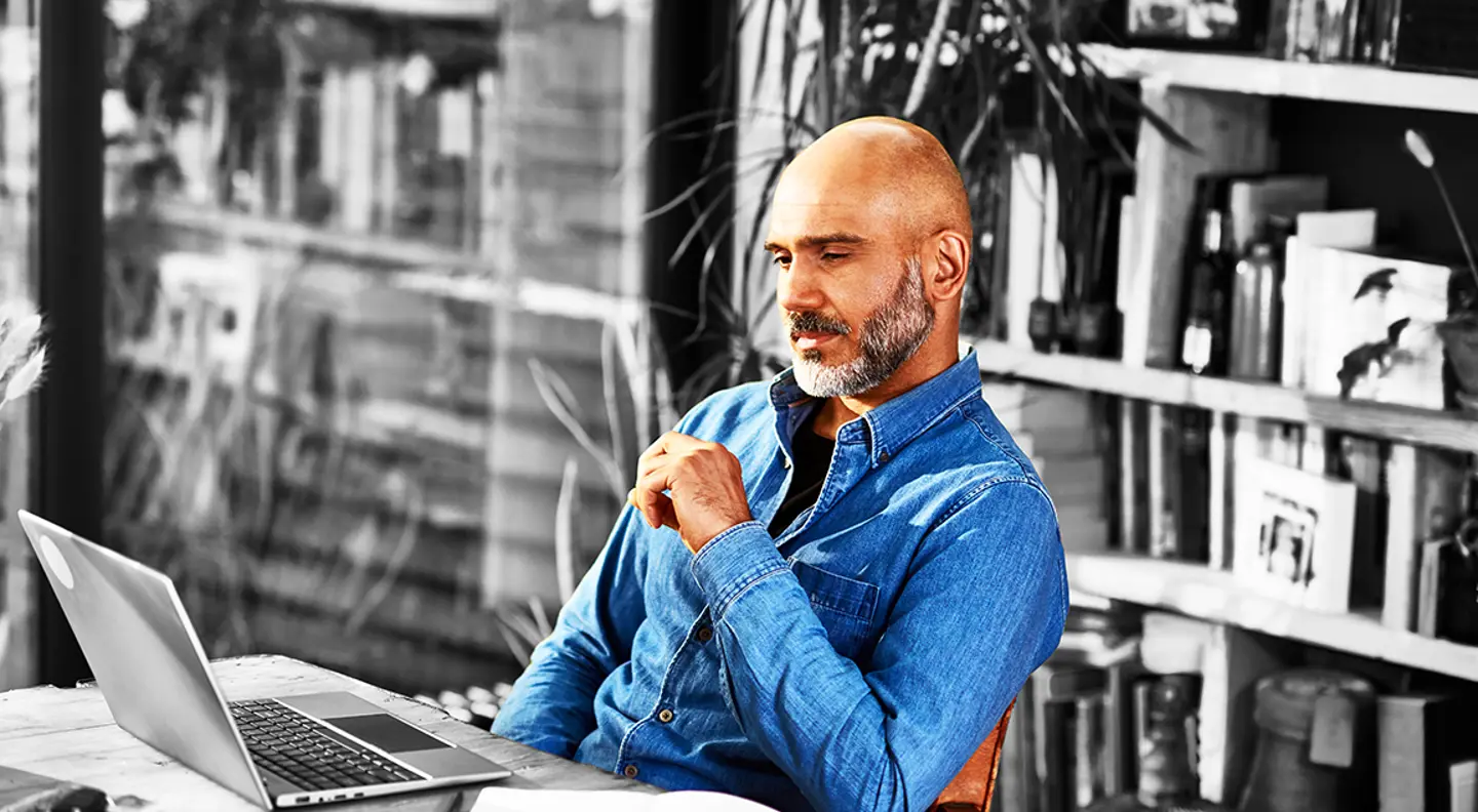 Man looking at laptop in an hoffice